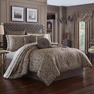 J. Queen New York Astoria Queen 4 Piece Comforter Set NWT